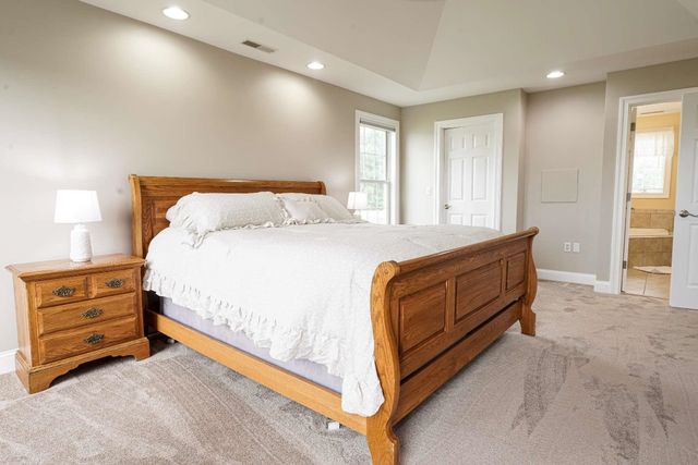 9 Shoreline Drive, Hudson, NH 03051