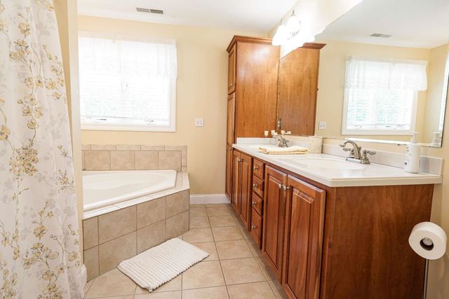 9 Shoreline Drive, Hudson, NH 03051
