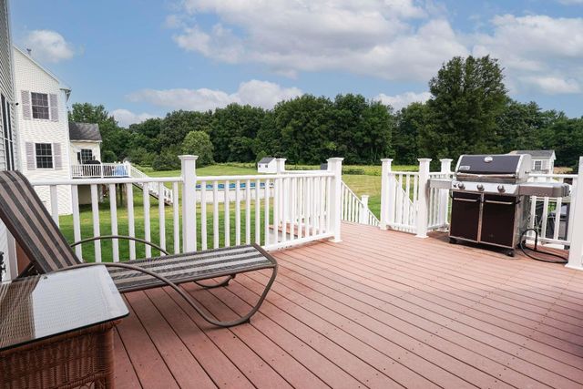 9 Shoreline Drive, Hudson, NH 03051