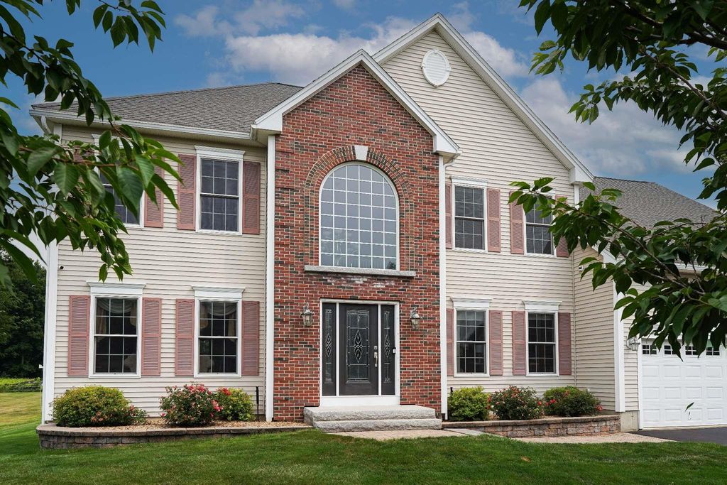 9 Shoreline Drive, Hudson, NH 03051