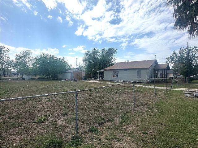 135 Allende St, Taft, TX 78390