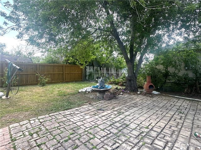 135 Allende St, Taft, TX 78390