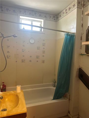 135 Allende St, Taft, TX 78390