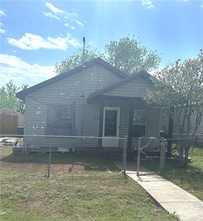 135 Allende St, Taft, TX 78390
