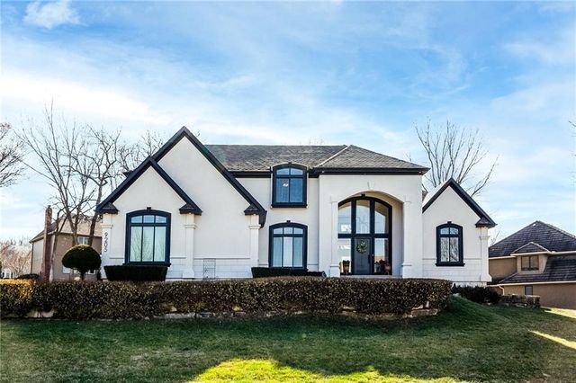 9205 Redbud Lane, Lenexa, KS 66220