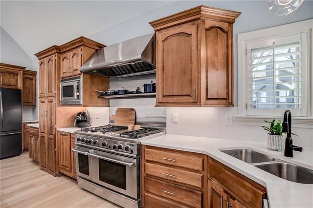 9205 Redbud Lane, Lenexa, KS 66220