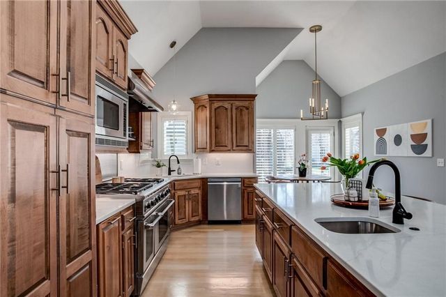 9205 Redbud Lane, Lenexa, KS 66220