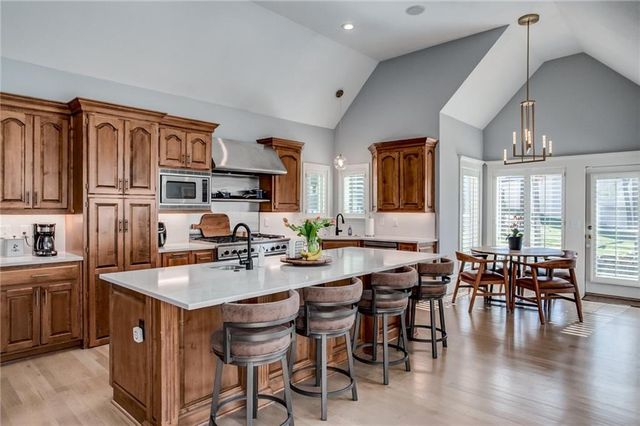 9205 Redbud Lane, Lenexa, KS 66220