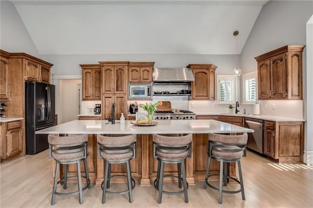 9205 Redbud Lane, Lenexa, KS 66220