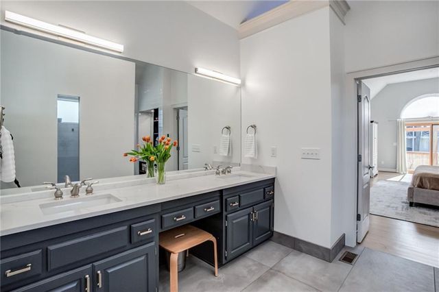 9205 Redbud Lane, Lenexa, KS 66220