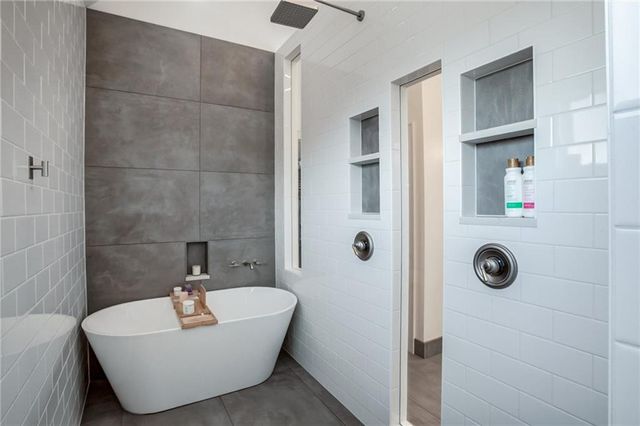 9205 Redbud Lane, Lenexa, KS 66220