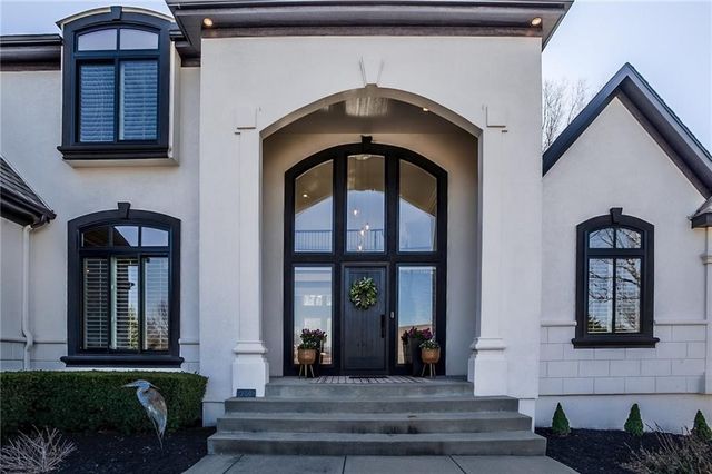 9205 Redbud Lane, Lenexa, KS 66220