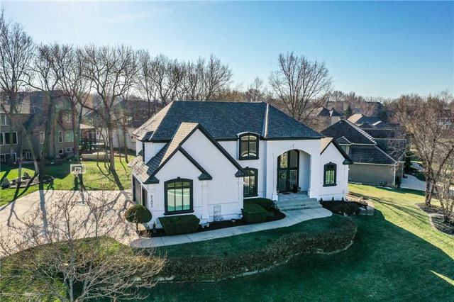 9205 Redbud Lane, Lenexa, KS 66220