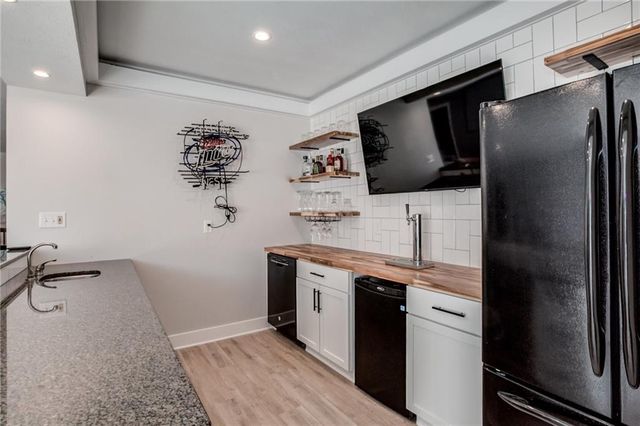 9205 Redbud Lane, Lenexa, KS 66220