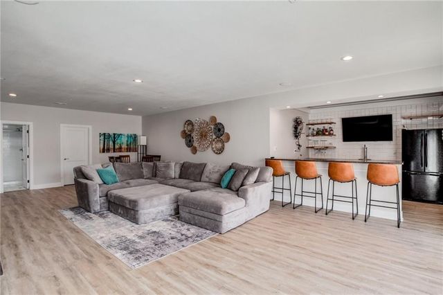 9205 Redbud Lane, Lenexa, KS 66220