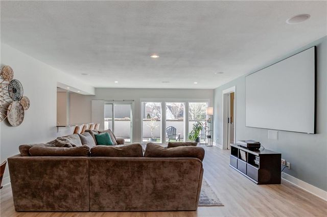 9205 Redbud Lane, Lenexa, KS 66220