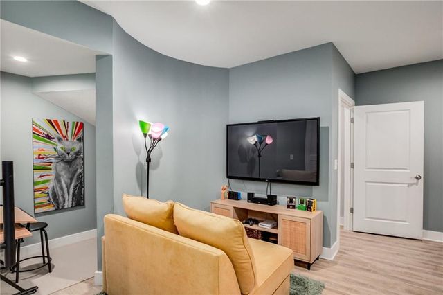 9205 Redbud Lane, Lenexa, KS 66220