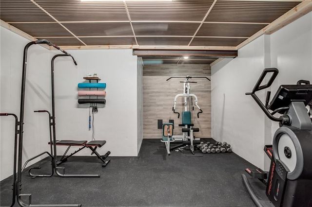 9205 Redbud Lane, Lenexa, KS 66220