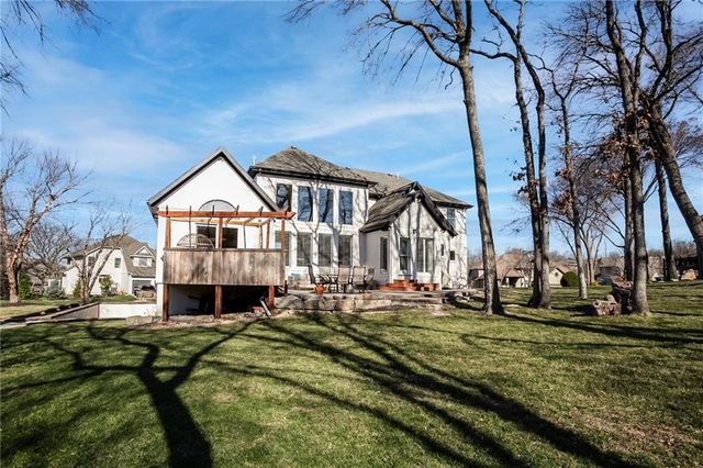 9205 Redbud Lane, Lenexa, KS 66220