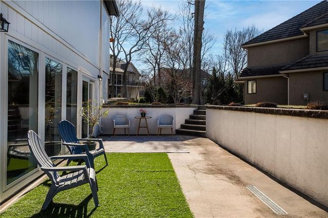 9205 Redbud Lane, Lenexa, KS 66220