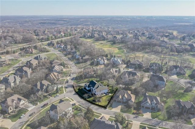 9205 Redbud Lane, Lenexa, KS 66220