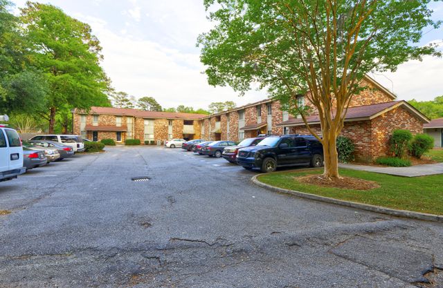 805 Andrea Lane, Hanahan, SC 29410