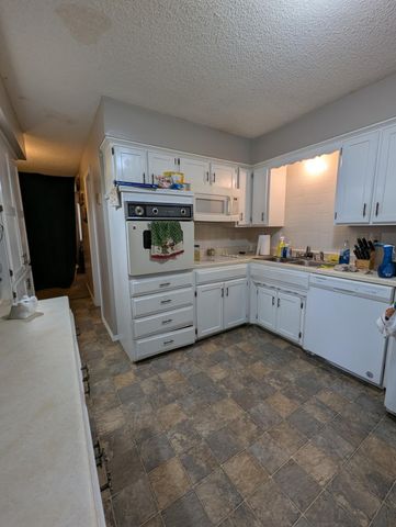 405 W Olive Street, Bolivar, MO 65613