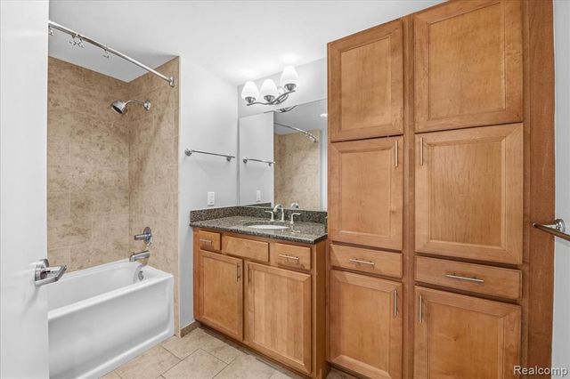 525 W Lafayette Boulevard 16D, Detroit, MI 48226