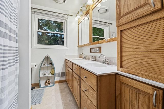 542 Eastlook Drive, Saline, MI 48176