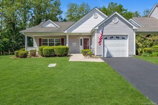 2201 Pebble Beach Path 2201, Riverhead, NY 11901