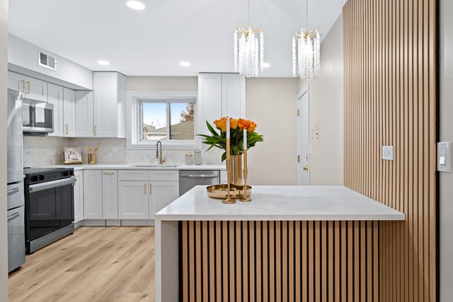 129 W Brandon Court 23, Palatine, IL 60067