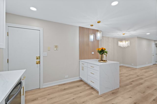 129 W Brandon Court 23, Palatine, IL 60067