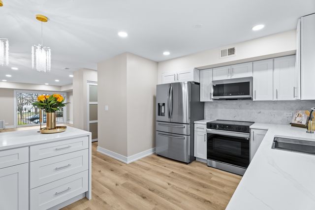 129 W Brandon Court 23, Palatine, IL 60067