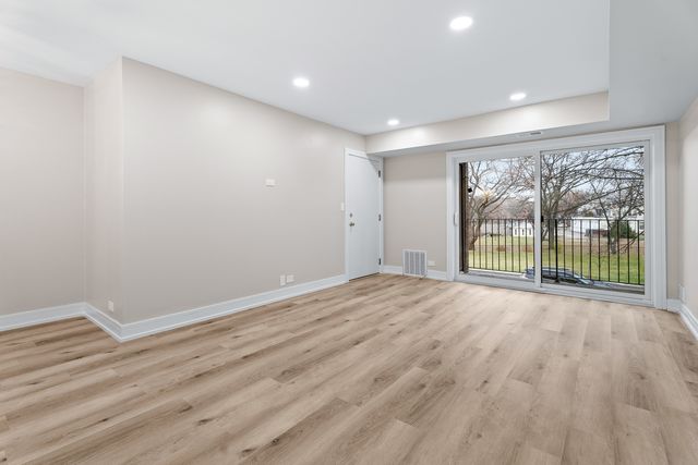 129 W Brandon Court 23, Palatine, IL 60067