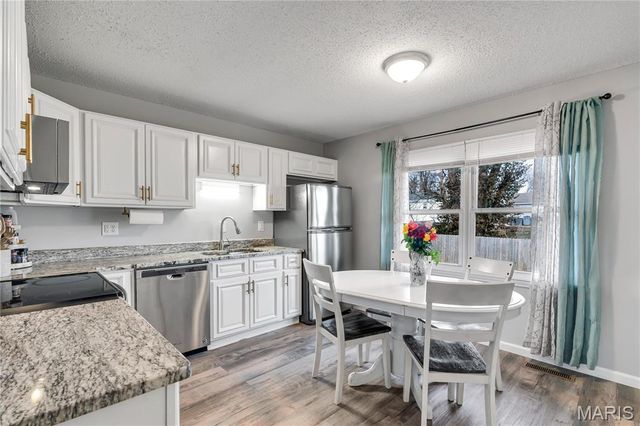 141 Oak Drive, St Peters, MO 63376