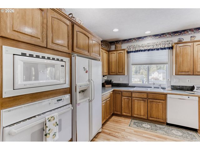 2357 Sw LINNEMAN Dr, Gresham, OR 97080