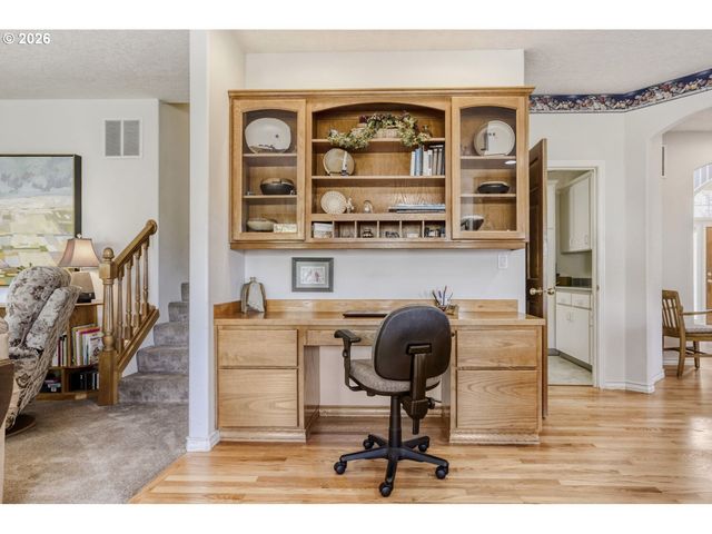 2357 Sw LINNEMAN Dr, Gresham, OR 97080