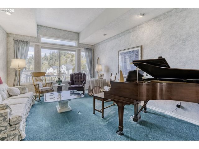 2357 Sw LINNEMAN Dr, Gresham, OR 97080