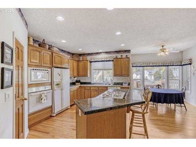 2357 Sw LINNEMAN Dr, Gresham, OR 97080