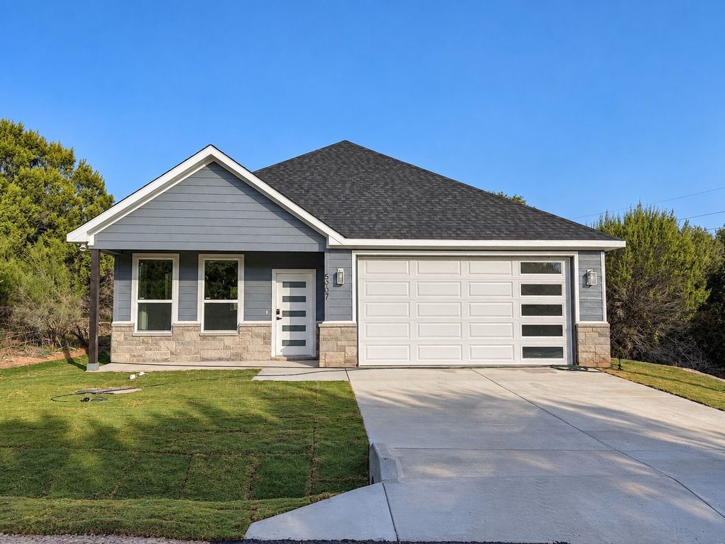 5907 Black Pine Circle, Granbury, TX 76048