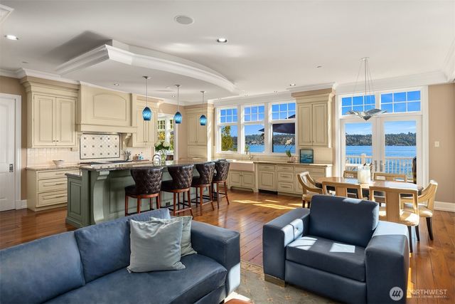 8233 W Mercer Way, Mercer Island, WA 98040