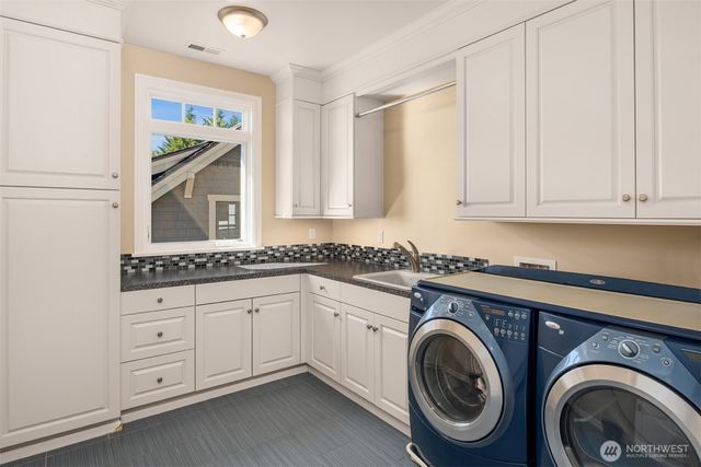 8233 W Mercer Way, Mercer Island, WA 98040