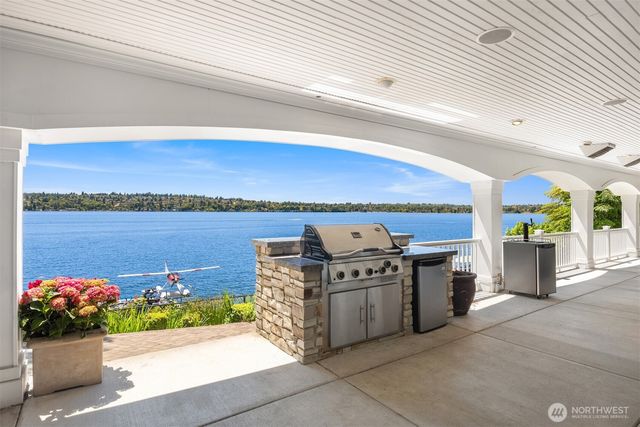 8233 W Mercer Way, Mercer Island, WA 98040