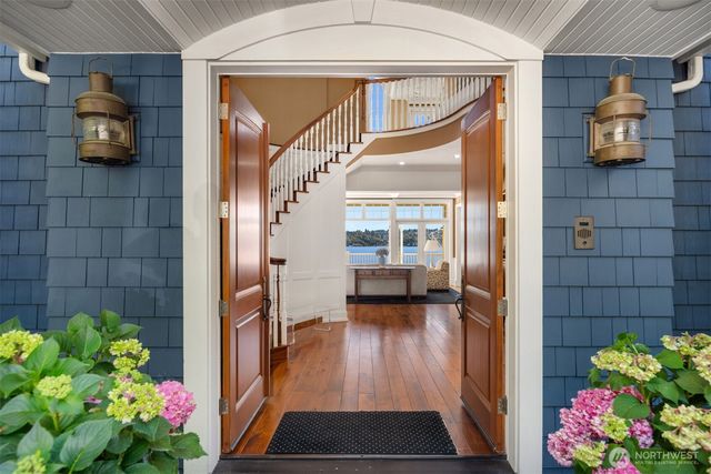 8233 W Mercer Way, Mercer Island, WA 98040