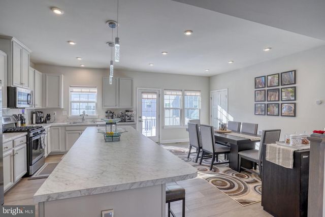 2121 RIVERS DR, Newark, DE 19702