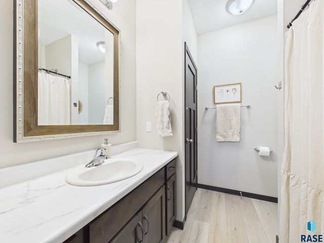 9409 W Dolores Dr Drive, Sioux Falls, SD 57106