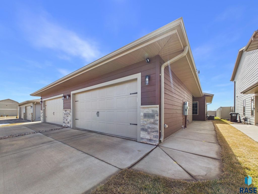 9409 W Dolores Dr Drive, Sioux Falls, SD 57106