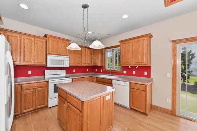 124 Meehan CIRCLE, West Bend, WI 53095
