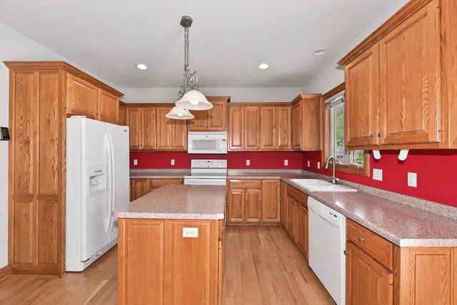124 Meehan CIRCLE, West Bend, WI 53095