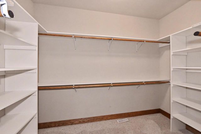 124 Meehan CIRCLE, West Bend, WI 53095